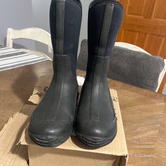 Kid’s muck black boots - Picture 4 of 7